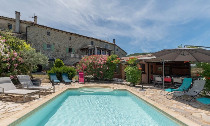 Courry Casa | Holiday Home 'Mas Le Bragalou' with Mountain View, Private Pool and Wi-Fi