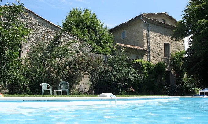 Sauzet Cama Y Desayuno | Pink Room with Pool and Garden