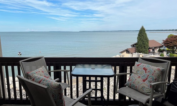 Port Clinton Condominio | Beautiful Waterfront Condo with water views of Lake Erie Islands.