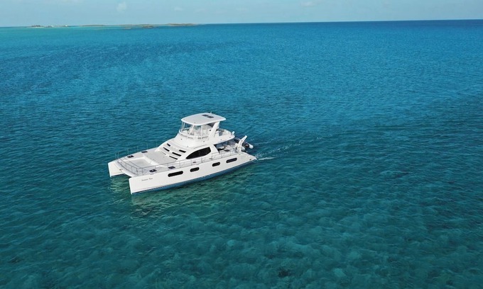 Old Fort Bay Alquiler De Eote | Luxury 47’ Leopard Power Catamaran - Bahamas