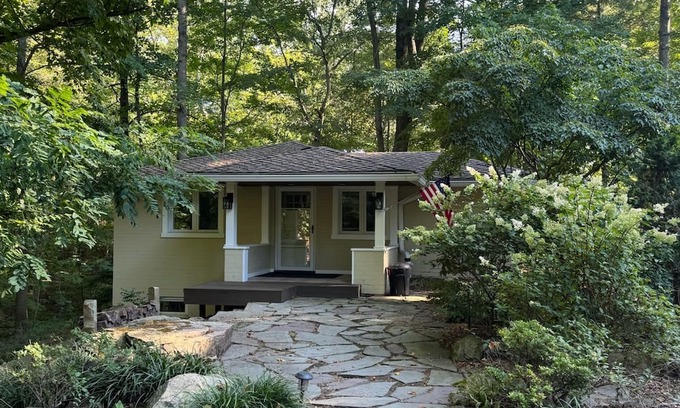 Willoughby Hills Casa | Charming 2-Bedroom Cottage on Scenic Property in Kirtland