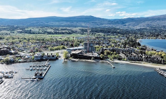 South Pandosy Apartamento | Resort-style Waterfront Condo with Large Terrace, Pool, Hot Tub & Gym