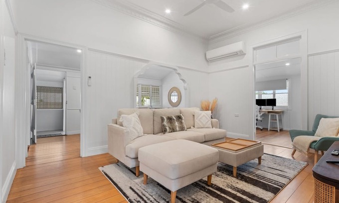 Newmarket Casa | Elegant 4-Bed Home Near Shops & Dining