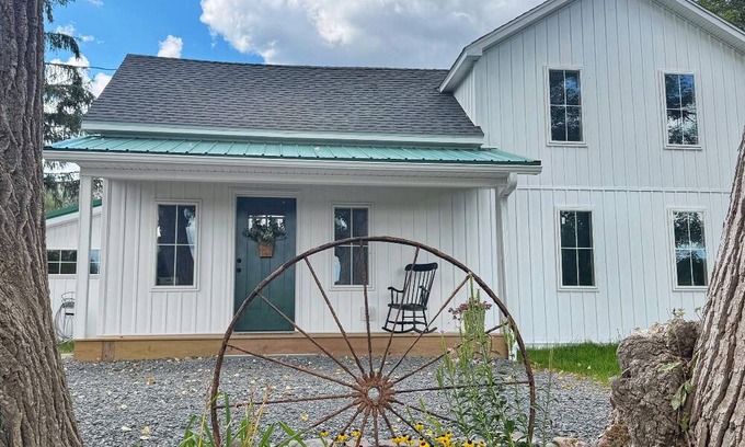 Prattsville Casa | 1880s 2-bedroom Farmhouse at Bearpen Mtn