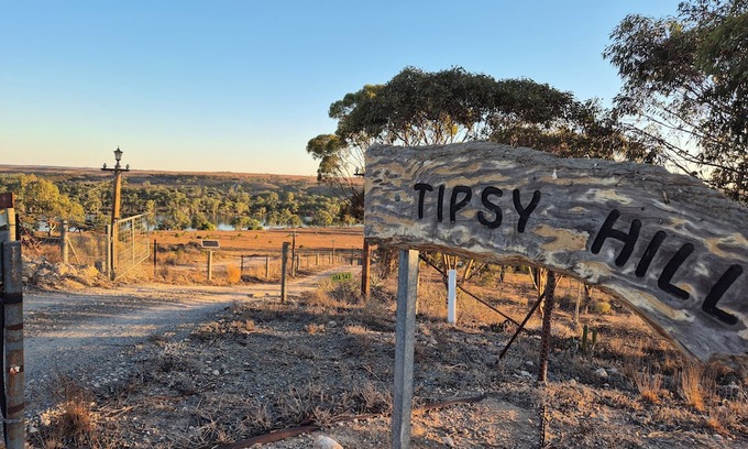 Forster Cama Y Desayuno | Tipsy Hill Cottage, River Views at Walker Flat SA. Perfect for a weekend getaway