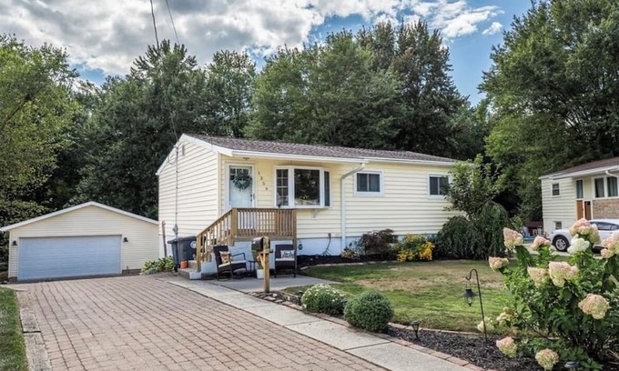 Akron Casa | Traveling professionals towpath paradise Quaint pet friendly 3 bd home in Akron