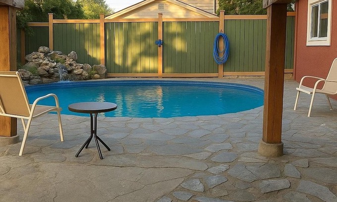 Saanich East Cama Y Desayuno | Melrose Place Poolside Hideaway Basement Suite Sleeps 6+