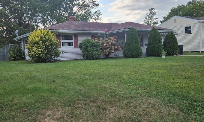 Austintown Casa | Charming 3-bedroom house with AC in Austintown. Smaller dogs are welcome.
