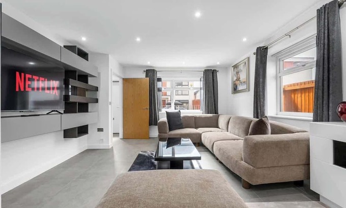 Rusholme Casa | Sleeps 6 Manchester home by City SuperHost