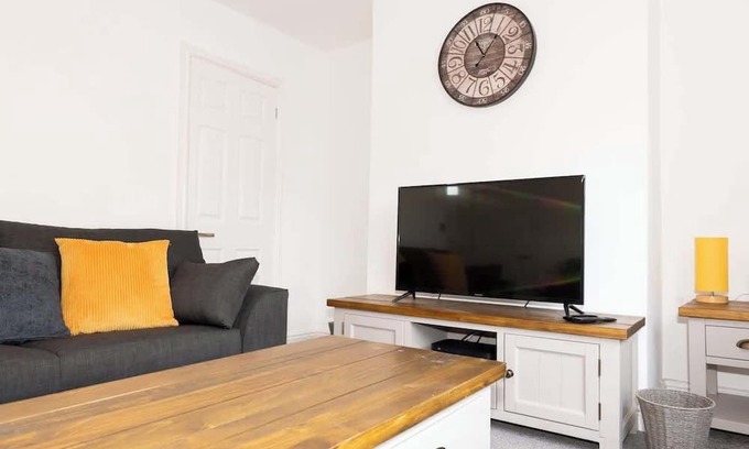Tamworth Casa | 2 Bed Town Centre House with Parking in Tamworth
