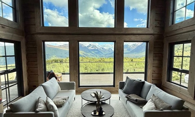 Møre og Romsdal Chalet De Esquí | Exclusive Fjord Lodge with Jacuzzi & Epic Views