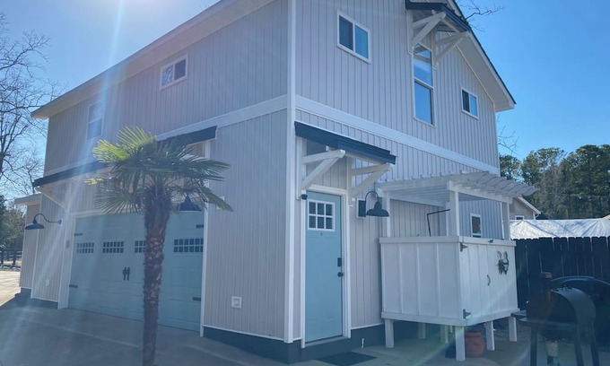 Gilbert Cabaña | Charming 1-BR cottage in Gilbert with AC, lake front/dock access, fitness room