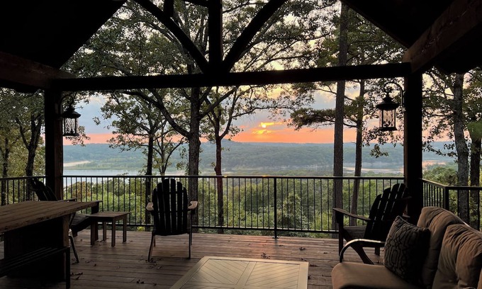 Park Hill Cabina | Charming cabin with amazing deck overlooking Lake Tenkiller