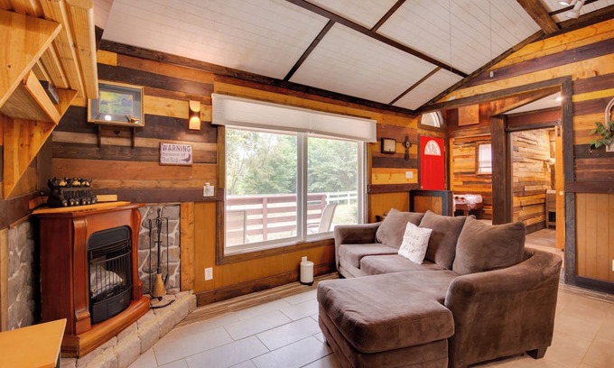 Lake Lafayette Cabina | Pet-Friendly Lake Lafayette Escape w/Fire Pit