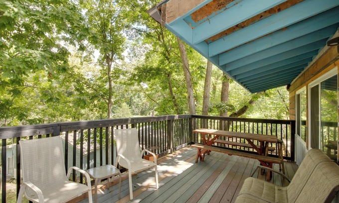 Lake Lafayette Apartamento | Walk to Lake Lafayette: Wooded Cabin w/Deck!