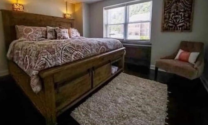Fourmile Apartamento | Escape To Elegance: Pineville's Premier STR in Historic Gem