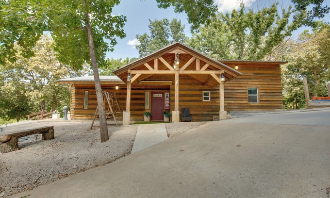 Lake Lafayette Cabina | Lakefront Family Cabin w/Patios in Odessa!