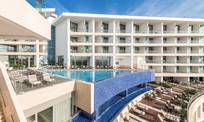 Santiago Hotel | Serene Room w/Balcony Overlooking California Beach’s Golden Sands