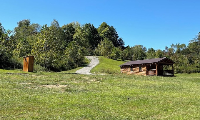 Kerr Apartamento | Charming one-room cabin retreat with private bath, kitchenette and log gazebo.
