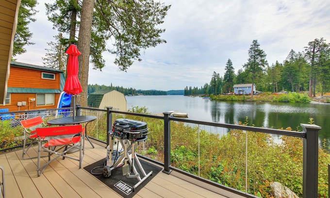 Newport Apartamento | Steps to Sacheen Lake: Cute Studio Cabin w/Deck
