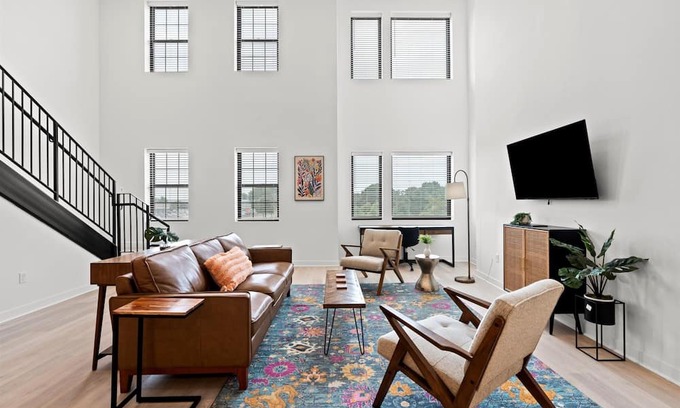 North Kansas City Apartamento | The Lockwood Loft | Modern 2BR Townhome w/Garage + Balcony