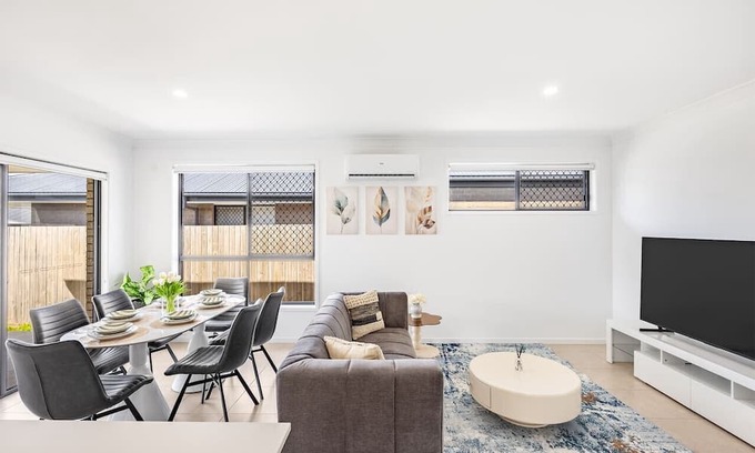 Logan Reserve Casa | Modern 3BR Family Home | Near Shops &Easy Brisbane