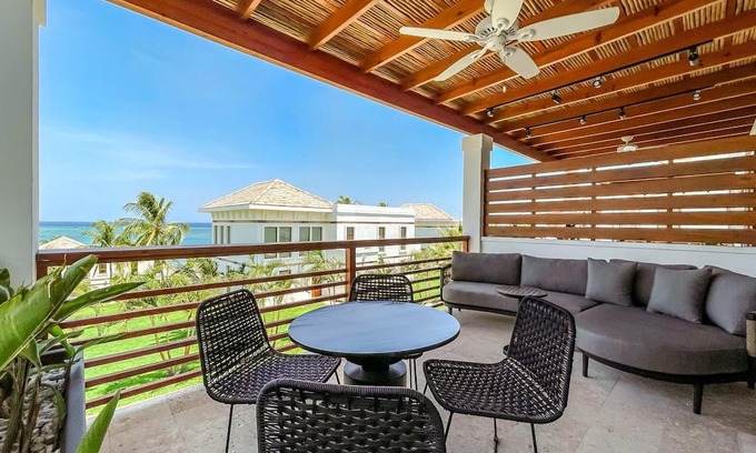 Pristine Bay Hotel | Deluxe Double Room at Las Verandas (1)
