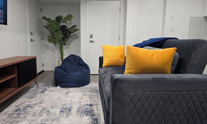 Southeast Edmonton Apartamento | Stylish basement suite in Orchards SW Edmonton