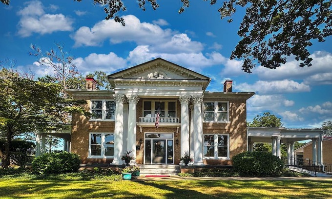Lavonia Hotel | The Inn at Southern Oaks located in Historic Lavonia, GA, close to Lake Hartwell