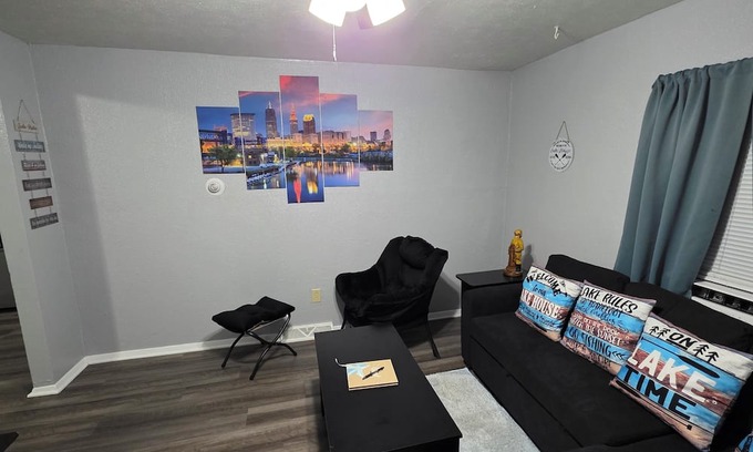 Lorain Casa | Cozy and Serene 2-bedroom pet friendly house with AC in Downtown Lorain