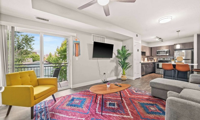 Fairpark Apartamento | Bright 2BR SLC Apt Hot Tub Parking