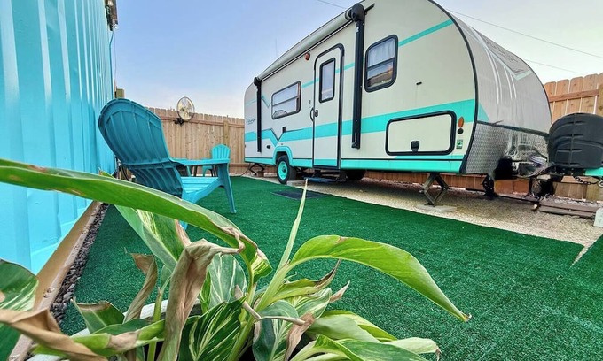 Austin Casa | The Green Room Getaway @ Drinks Backyard - near COTA