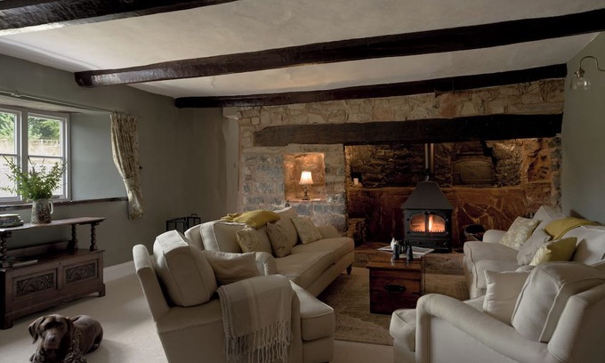 Bampton Cabaña | HOLWELL FARMHOUSE, pet friendly, with hot tub in Bampton, Devon