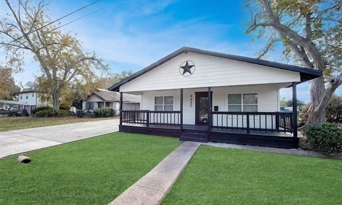 Groves Casa | 4 bedroom home in Groves with pool
