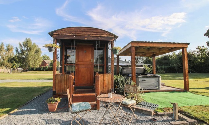 Longford Cabaña | SHARON'S SHEPHERD HUT, pet friendly, with hot tub in Knockin