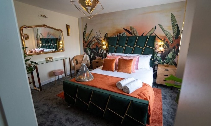 West Bromwich Casa | Luxury 5BR Home | Hot Tub | EV-Friendly Stay