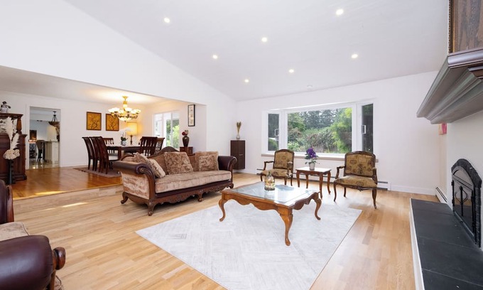 Surrey Casa | Spacious 5BR w/Pool & 5 Baths – Surrey Retreat