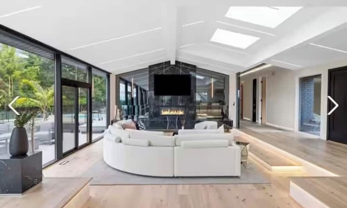 Burlington Casa | Modern Luxury Private Oasis on the Escarpment in Burlington. Mins from the Lake!