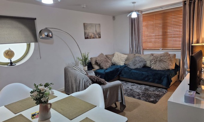 The Docks Casa | 2 Bedroom Dockland Apartment- Free Parking for one car.