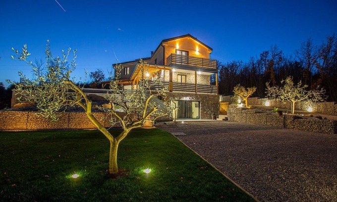 Rakotule Villa | Beautiful Villa Dominika in Rakotule with endless pool