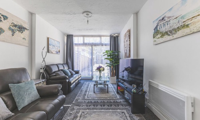 Cranford Casa | Spacious 5BD Home w/Garden & Parking, Hounslow