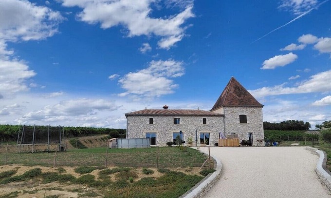 Saint-Jean-de-Duras Casa | LAUBIE — Splendid Views and Absolute Tranquillity Among the Vineyards