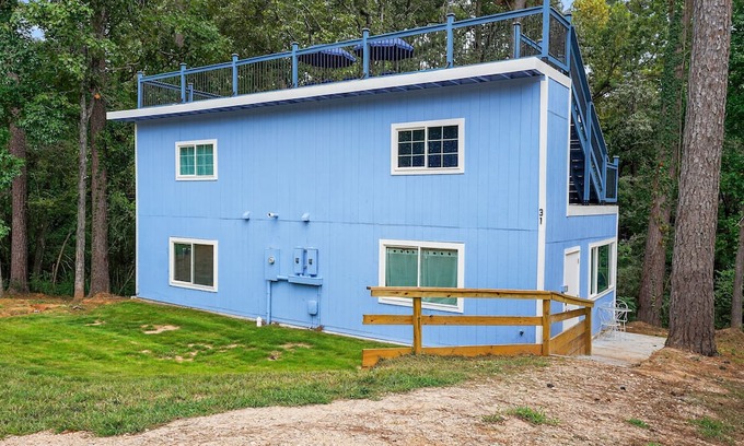 Pointblank Casa | NEW! Evergreen Estate with Rooftop Balcony & Games