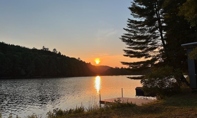 Low Cabaña | The Papillon Lakehouse - waterfront property one hour from Ottawa