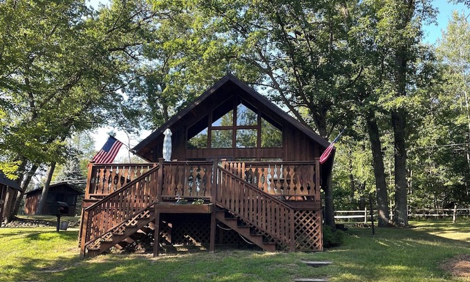West Branch Cabaña | Charming 3-bedroom cottage on Lake Ogemaw in West Branch, Michigan