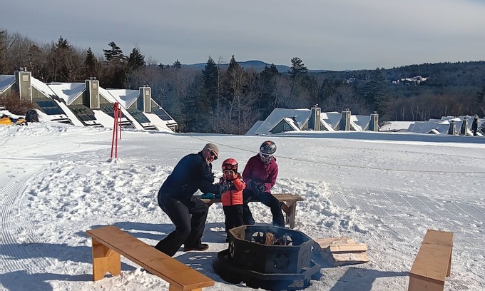 Plymouth Condominio | SKI IN/OUT & w/Fireplace @ Tenney Mt, central to 4 Indypass Mts, Lakes, & more!