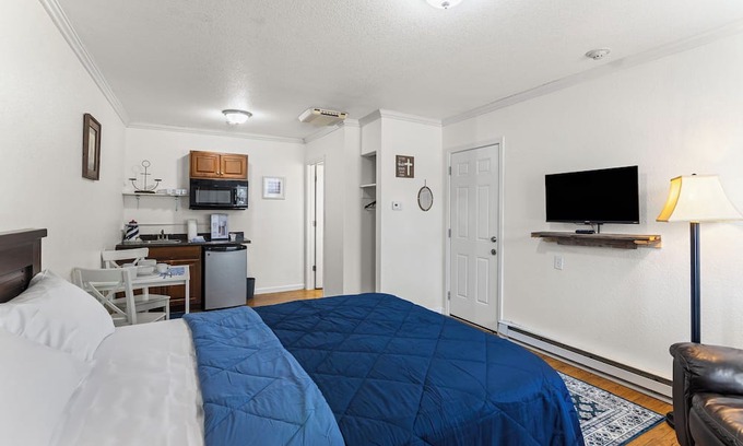 Paola Apartamento | Studio Apartment Charming Kansas Hideaway Near Downtown w/Parking