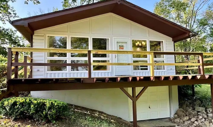 Hamburg Cabina | Private Cabin Getaway on Expansive 75 Acres