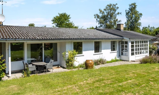 Buresø Casa | Spacious holiday home with large plot by Buresø