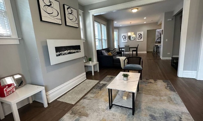 South Shore Apartamento | Walk to the Lake! Grill, Fireplace, Sleeps 12